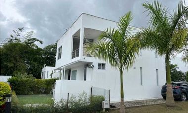 Casa campestre de 204 M2 en 665 mill en La Mesa Cund, zona urbana.