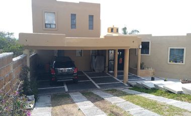 FRACC.VISTA REAL. Vive en contacto con la Naturaleza.   Aire puro, lagos, bosquecillos, 4 grados más fresco que abajo en QRO.,  Club social y deportivo muy completo, Seguridad 24/7.