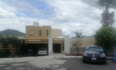 FRACC.VISTA REAL. Vive en contacto con la Naturaleza.   Aire puro, lagos, bosquecillos, 4 grados más fresco que abajo en QRO.,  Club social y deportivo muy completo, Seguridad 24/7.