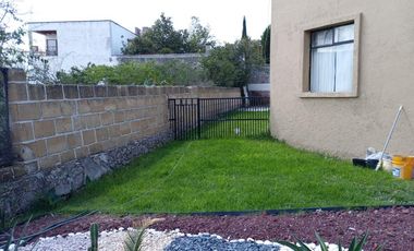 FRACC.VISTA REAL. Vive en contacto con la Naturaleza.   Aire puro, lagos, bosquecillos, 4 grados más fresco que abajo en QRO.,  Club social y deportivo muy completo, Seguridad 24/7.