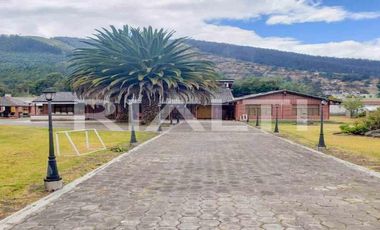 En venta Quinta con piscina y amplio terreno, Mirasierra, Valle de los Chillos