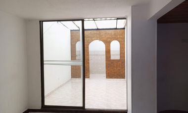 casa en arriendo en el cortijo engativa. Cod A2427