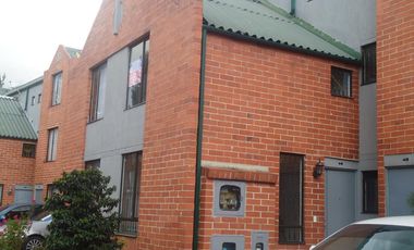 casa en arriendo en el cortijo engativa. Cod A2427