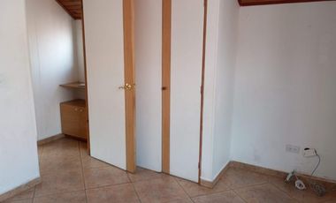 casa en arriendo en el cortijo engativa. Cod A2427