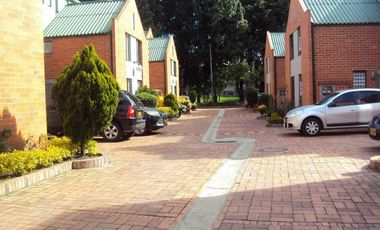 casa en arriendo en el cortijo engativa. Cod A2427