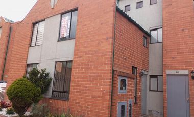 casa en arriendo en el cortijo engativa. Cod A2427
