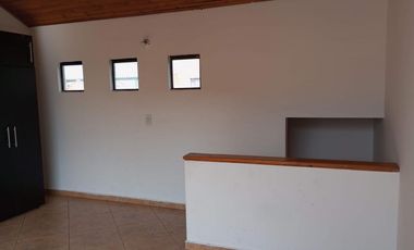 casa en arriendo en el cortijo engativa. Cod A2427