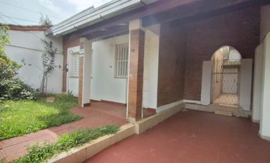 PRECIOSA CASA EN VENTA EN EL BARRIO AGUACATES. A PASOS DE LA COSTANERA.-