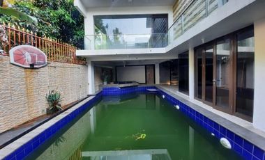 Dijual Rumah Dengan Kolam Renang