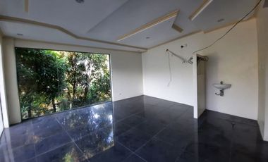 Dijual Rumah Dengan Kolam Renang