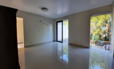 Dijual Rumah Dengan Kolam Renang