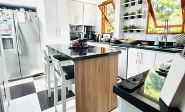 casa en venta en la carolina. Cod V8317167