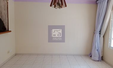 COD. 4866 - SE ARRIENDA CASA - BARRIO: LA FLORESTA