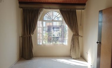 COD. 4866 - SE ARRIENDA CASA - BARRIO: LA FLORESTA