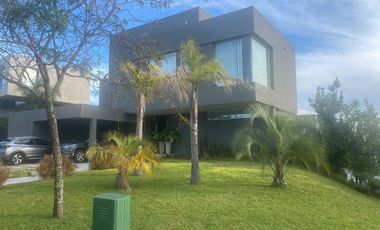 Casa en  Barrio Cabos del Lago. Nordelta