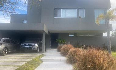 Casa en  Barrio Cabos del Lago. Nordelta