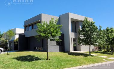 Venta de Excepcional Casa en Las Tipas, Nordelta - Terminaciones inmejorables !