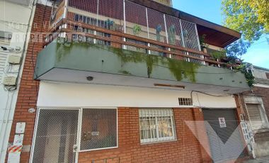 OPORTUNIDAD!! PH RETASADO  en Villa Urquiza, desarrollado en dos plantas, con balcón y patio.