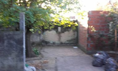 CASA CON DOS DORMITORIOS, COCINA-COMEDOR, LIVING, BAÑO, ENTRADA DE AUTO, PATIO Y TERRAZA