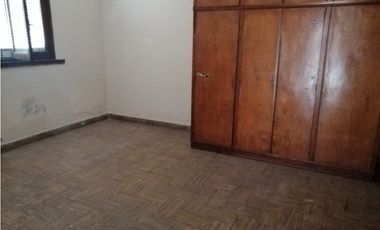 Venta chalet con local y departamento 2 amb.