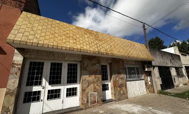 Casa dos dormitorios con cochera y patio