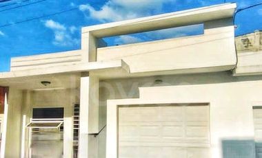 En venta casa en Urb Tacasuan, con terraza, garaje eléctrico y 3 habitaciones
