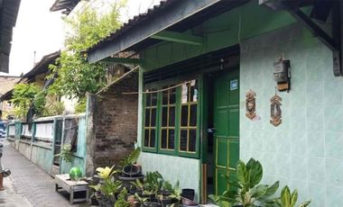 Rumah minimalis dalam perkampungan dekat Purawisata