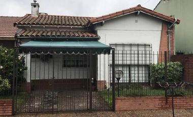 VENTA DE CHALET EN CARAPACHAY CON JARDIN Y PILETA 3 DORMITORIOS Y ESCRITORIO