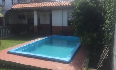 VENTA DE CHALET EN CARAPACHAY CON JARDIN Y PILETA 3 DORMITORIOS Y ESCRITORIO
