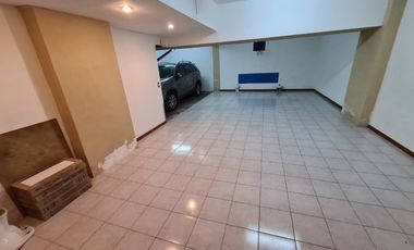 Triplex en el centro Luro y Santa Fe. Cochera doble