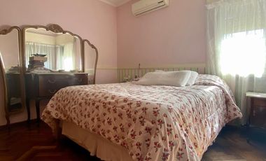 Imponente Chalet ubicado a 50 metros de la Avenida Tomás Espora.