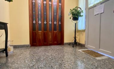 Imponente Chalet ubicado a 50 metros de la Avenida Tomás Espora.