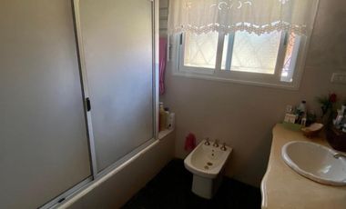 Imponente Chalet ubicado a 50 metros de la Avenida Tomás Espora.
