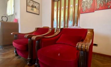 Imponente Chalet ubicado a 50 metros de la Avenida Tomás Espora.