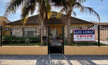 Imponente Chalet ubicado a 50 metros de la Avenida Tomás Espora.