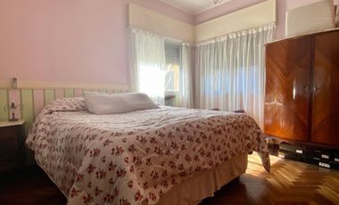 Imponente Chalet ubicado a 50 metros de la Avenida Tomás Espora.