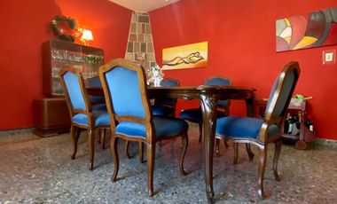 Imponente Chalet ubicado a 50 metros de la Avenida Tomás Espora.