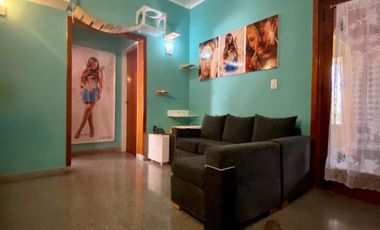Imponente Chalet ubicado a 50 metros de la Avenida Tomás Espora.