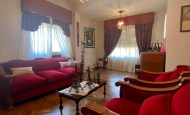 Imponente Chalet ubicado a 50 metros de la Avenida Tomás Espora.