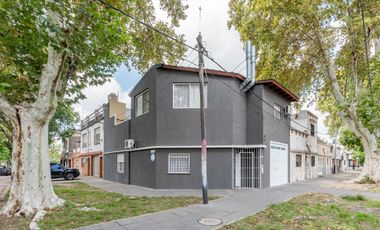 VENTA: Casa 2 dormitorios con Quincho y Cochera Cuádruple en Barrio Azcuénaga, Rosario.