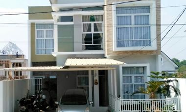 Rumah Minimalis 2 Lantai Cimahi Bergaya Klasik Modern Unit Ready Stock.
