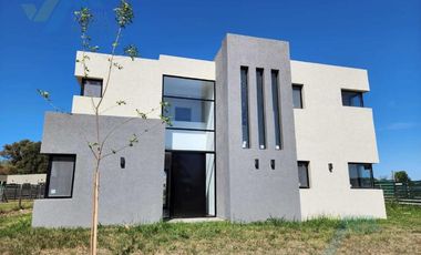 Casa en dos plantas con pileta - San Sebastián area 2
