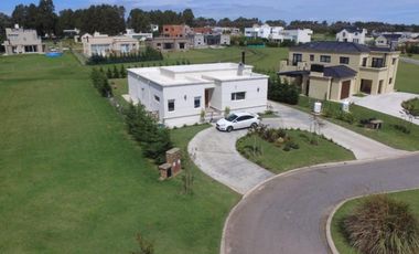 Casa en Venta. Barrio Privado Arenas del Sur