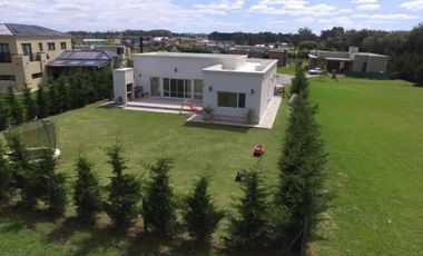 Casa en Venta. Barrio Privado Arenas del Sur