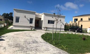Casa en Venta. Barrio Privado Arenas del Sur