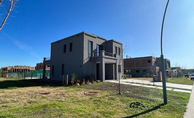 Casa - 3 dorm - Pileta - Araucarias