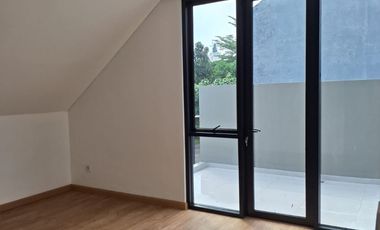 Rumah 2 Lt Siap Huni 10 Mnt ke PintuTol BSD Barat Dibantu KPR J-42191