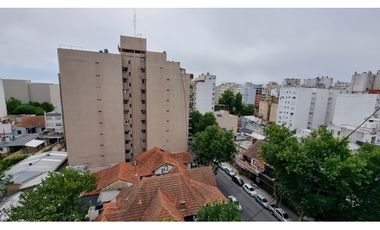 Departamento de 2 ambientes con balcón saliente. Zona Güemes.