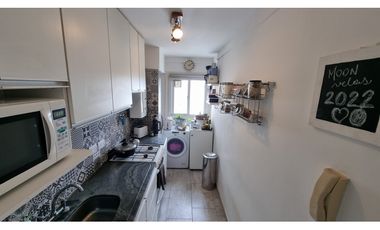 Departamento de 2 ambientes con balcón saliente. Zona Güemes.