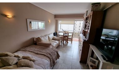 Departamento de 2 ambientes con balcón saliente. Zona Güemes.